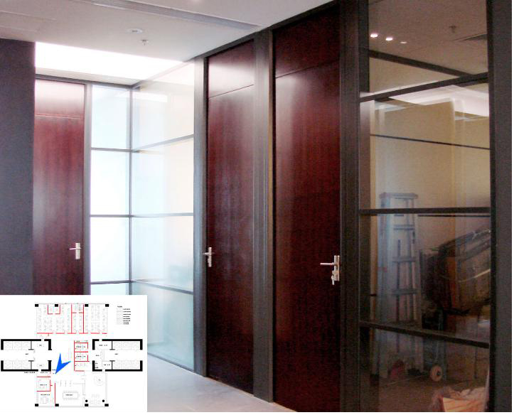 ��ƴʵľ�ŵ�����Ǳ�����һ�����㣬�����Ժ�ķ����������һ�����������ã�����������̨��ǽ���м���ǳ�����Უ������д��������Ƶ�����Ƕʽ�ģ���Ϊ�˷�ֹ��Ա��ײ�������Ǻ�ɫKM�����װ�Σ�ʹ�������ǽ���أ�������������